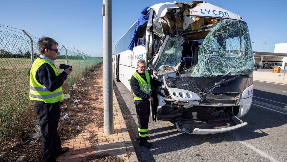 Aspecto del autobús de línea Murcia-Caratagena tras chocar contra la trasera de un camión