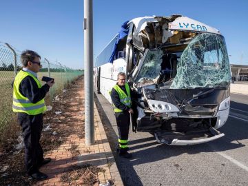 Aspecto del autobús de línea Murcia-Caratagena tras chocar contra la trasera de un camión 
