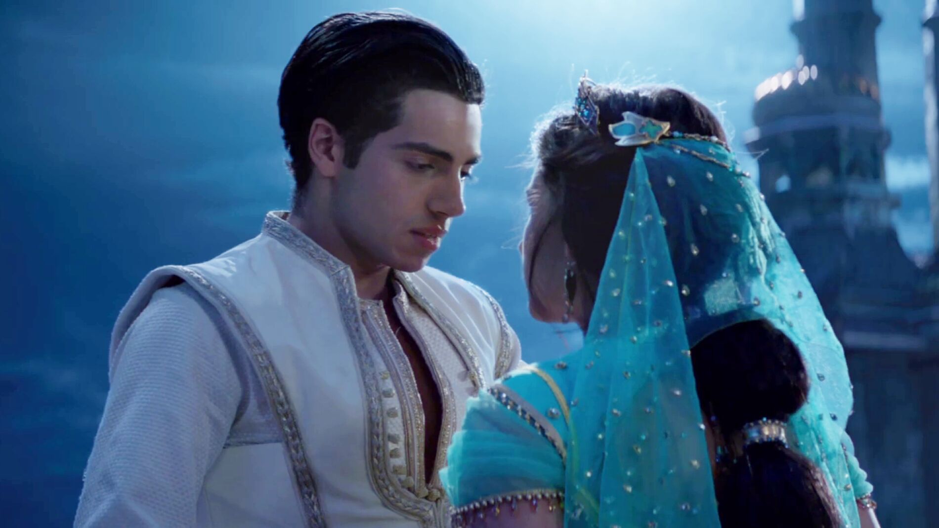 Mena Massoud y Naomi Scott como Aladdín y Jasmín