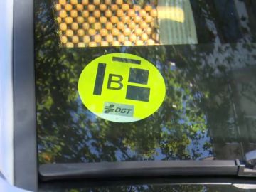 El uso de las etiquetas medioambientales de la DGT en los vehículos ya es obligatorio en Madrid