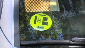 El uso de las etiquetas medioambientales de la DGT en los vehículos ya es obligatorio en Madrid