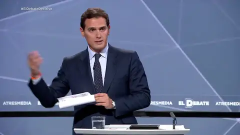 Rivera enseña a Sánchez la lista de los casos de corrupción socialistas Rivera enseña a Sánchez la lista de los casos de corrupción socialistas