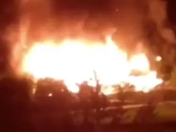 Un incendio arrasa un complejo termal en Ourense Un incendio arrasa un complejo termal en Ourense