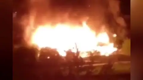 Un incendio arrasa un complejo termal en Ourense Un incendio arrasa un complejo termal en Ourense