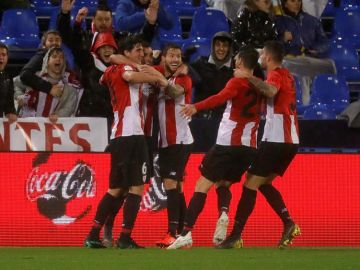 Los jugadores del Athletic celebran un gol en Butarque. 
