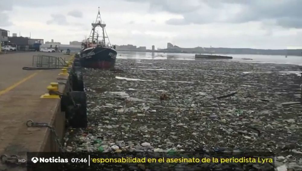 El temporal convierte el puerto de Durban en una escombrera de plásticos