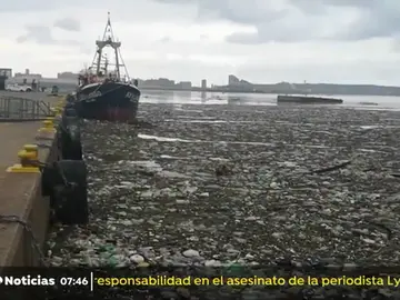 El temporal convierte el puerto de Durban en una escombrera de plásticos El temporal convierte el puerto de Durban en una escombrera de plásticos