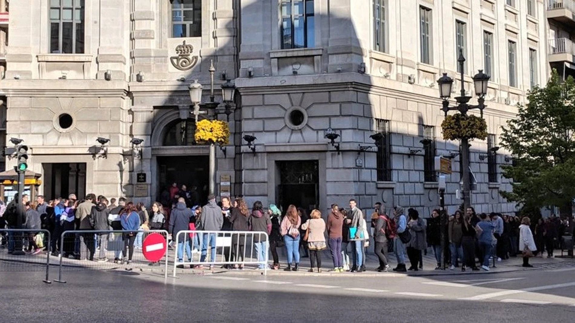 Elecciones generales 2019: La cola de Correos en la oficina principal de Granada Elecciones generales 2019: La cola de Correos en la oficina principal de Granada