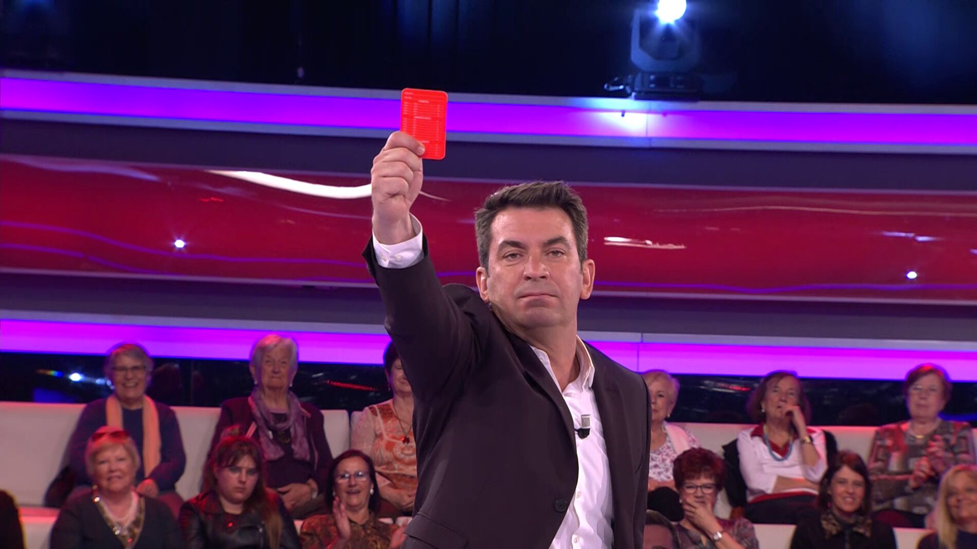 Arturo Valls, empoderado en '&iexcl;Ahora caigo!' gracias al regalo de un concursante