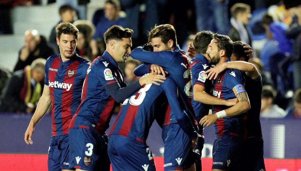 Los jugadores del Levante celebran un gol
