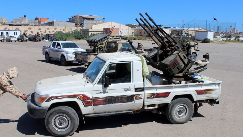 Varios militares se preparan para ir a la línea de combate en Trípoli (Libia)