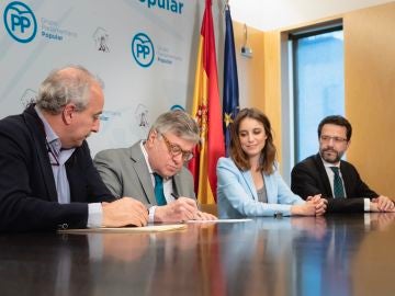El padre de Leopoldo López firma su candidatura con el PP