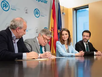 El padre de Leopoldo López firma su candidatura con el PP El padre de Leopoldo López firma su candidatura con el PP