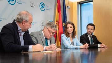 El padre de Leopoldo López firma su candidatura con el PP El padre de Leopoldo López firma su candidatura con el PP