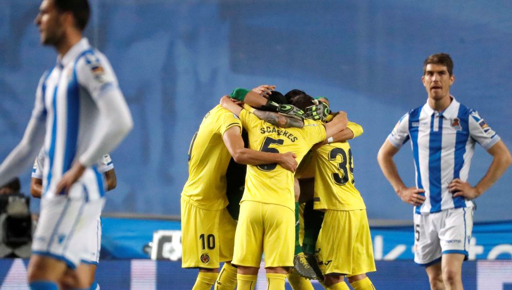 Los futbolistas del Villarreal hacen piña para celebrar un gol