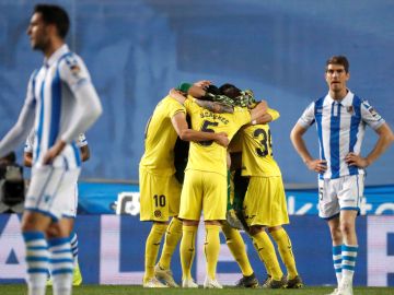 Los futbolistas del Villarreal hacen piña para celebrar un gol