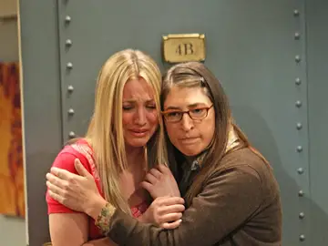Kaley Cuoco y Mayim Bialik en 'The Big Bang Theory' Kaley Cuoco y Mayim Bialik en 'The Big Bang Theory'