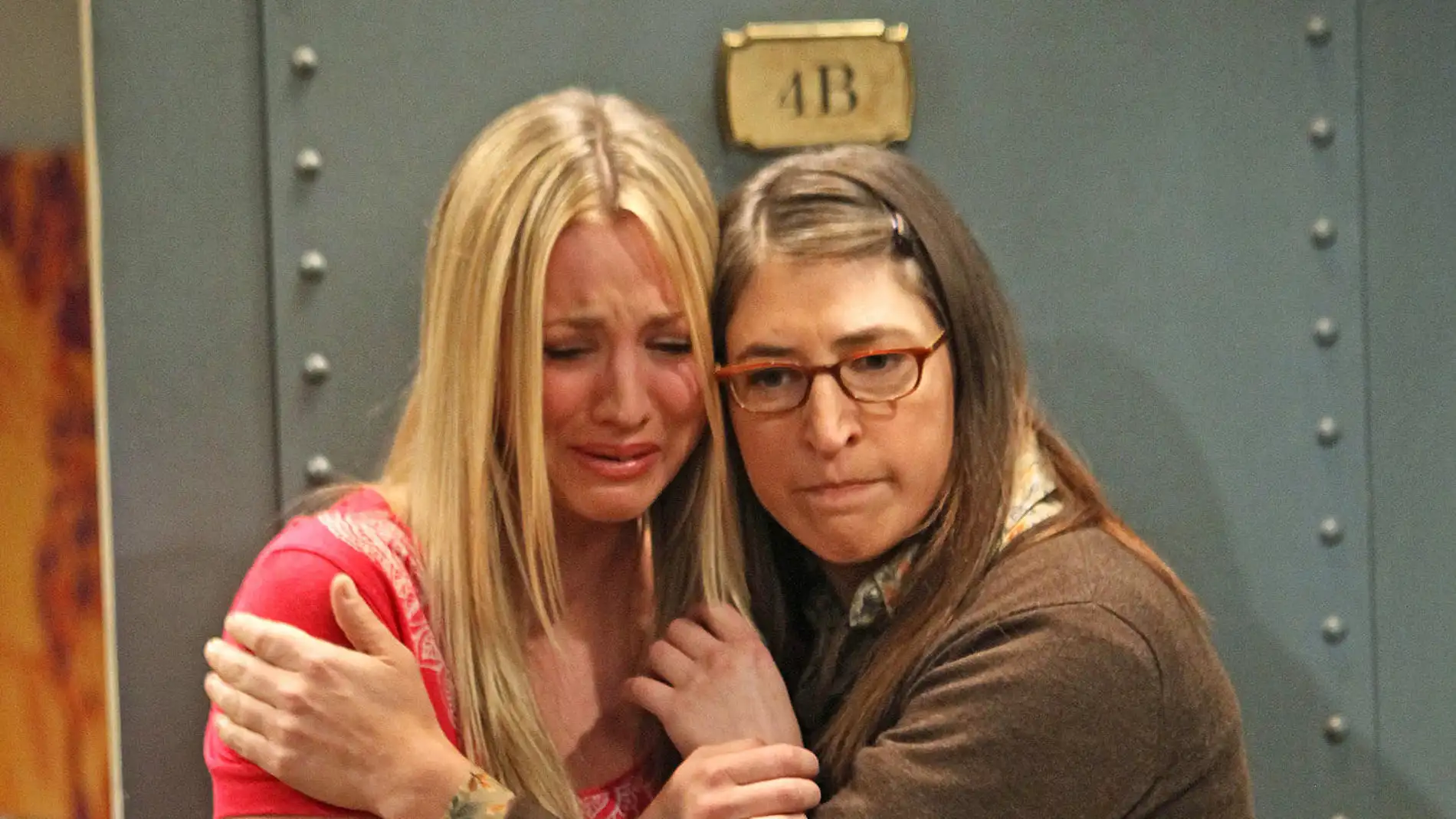 Kaley Cuoco y Mayim Bialik en 'The Big Bang Theory'
