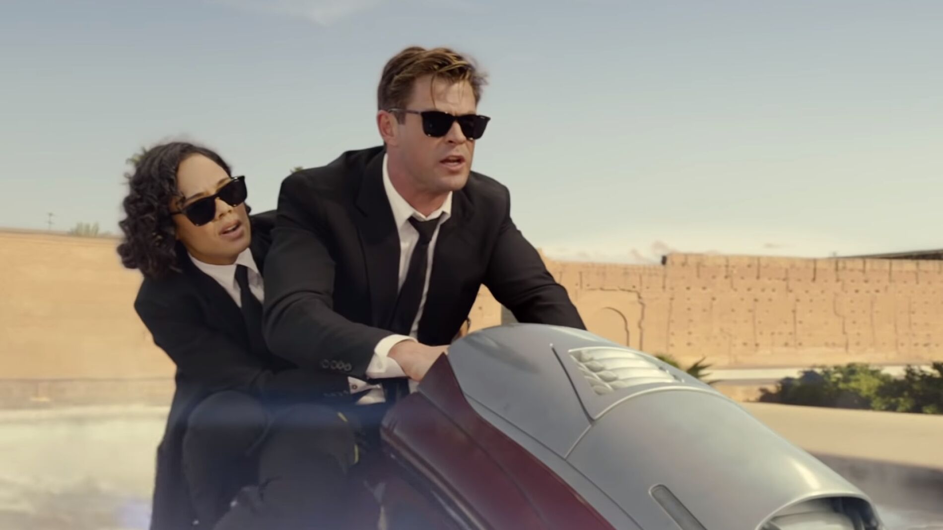 Tessa Thompson y Chris Hemsworth en 'Men in Black: International'