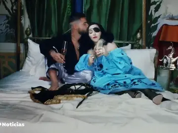 Madonna viste un batín de Palomo Spain en su último single, 'Medellín', junto a Maluma Madonna viste un batín de Palomo Spain en su último single, 'Medellín', junto a Maluma