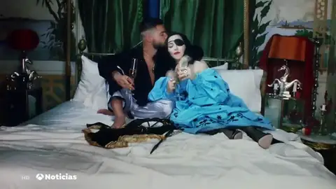 Madonna viste un batín de Palomo Spain en su último single, 'Medellín', junto a Maluma Madonna viste un batín de Palomo Spain en su último single, 'Medellín', junto a Maluma