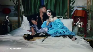 Madonna viste un batín de Palomo Spain en su último single, 'Medellín', junto a Maluma Madonna viste un batín de Palomo Spain en su último single, 'Medellín', junto a Maluma
