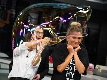 Macarena García mete a Blanca Suárez en una pompa de jabón con la ciencia de Marron Macarena García mete a Blanca Suárez en una pompa de jabón con la ciencia de Marron