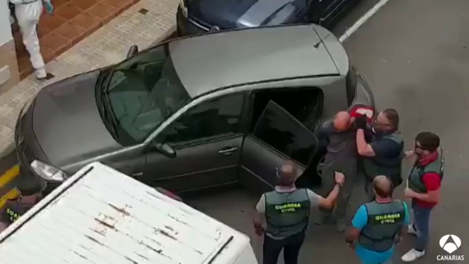 Gritos y abucheos para el presunto autor del doble crimen de Adeje