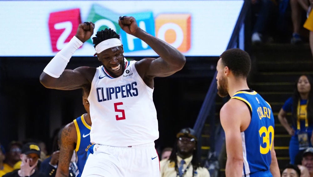 Montrezl Harrell celebra delante de Stephen Curry