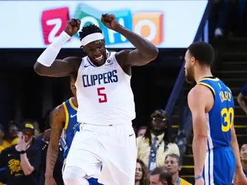 Montrezl Harrell celebra delante de Stephen Curry Montrezl Harrell celebra delante de Stephen Curry