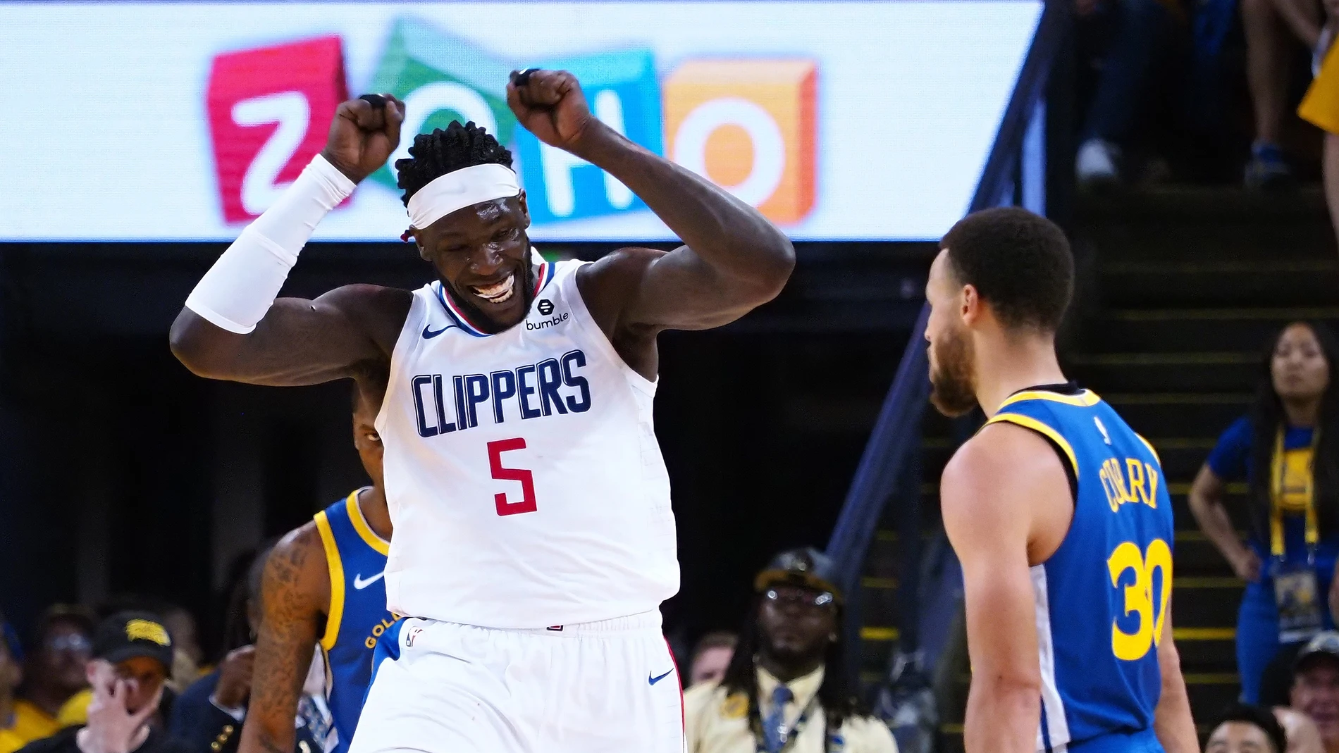 Montrezl Harrell celebra delante de Stephen Curry Montrezl Harrell celebra delante de Stephen Curry
