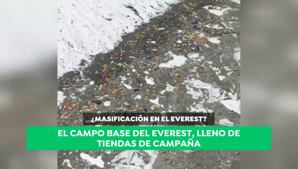 Temporada alta en el 'Resort Everest': la impactante imagen que denuncia un alpinista español