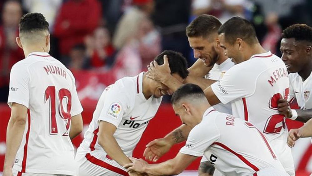 Los jugadores del Sevilla celebra un gol ante el Rayo.