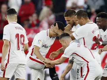 Los jugadores del Sevilla celebra un gol ante el Rayo. Los jugadores del Sevilla celebra un gol ante el Rayo.