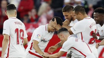 Los jugadores del Sevilla celebra un gol ante el Rayo. 