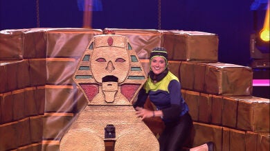 Silvia Abril, sorprendida con la gran habilidad de Esther para subir 'La Pirámide'