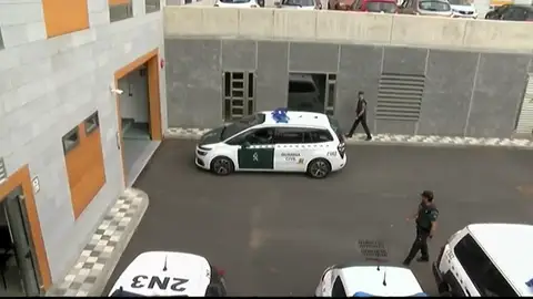 El parricida de Adeje asegura que dejó a su mujer e hijo vivos en la zona de la cueva El parricida de Adeje asegura que dejó a su mujer e hijo vivos en la zona de la cueva