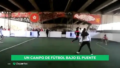 Fútbol bajo un puente: así lucha el deporte contra la marginación de los niños en Egipto Fútbol bajo un puente: así lucha el deporte contra la marginación de los niños en Egipto
