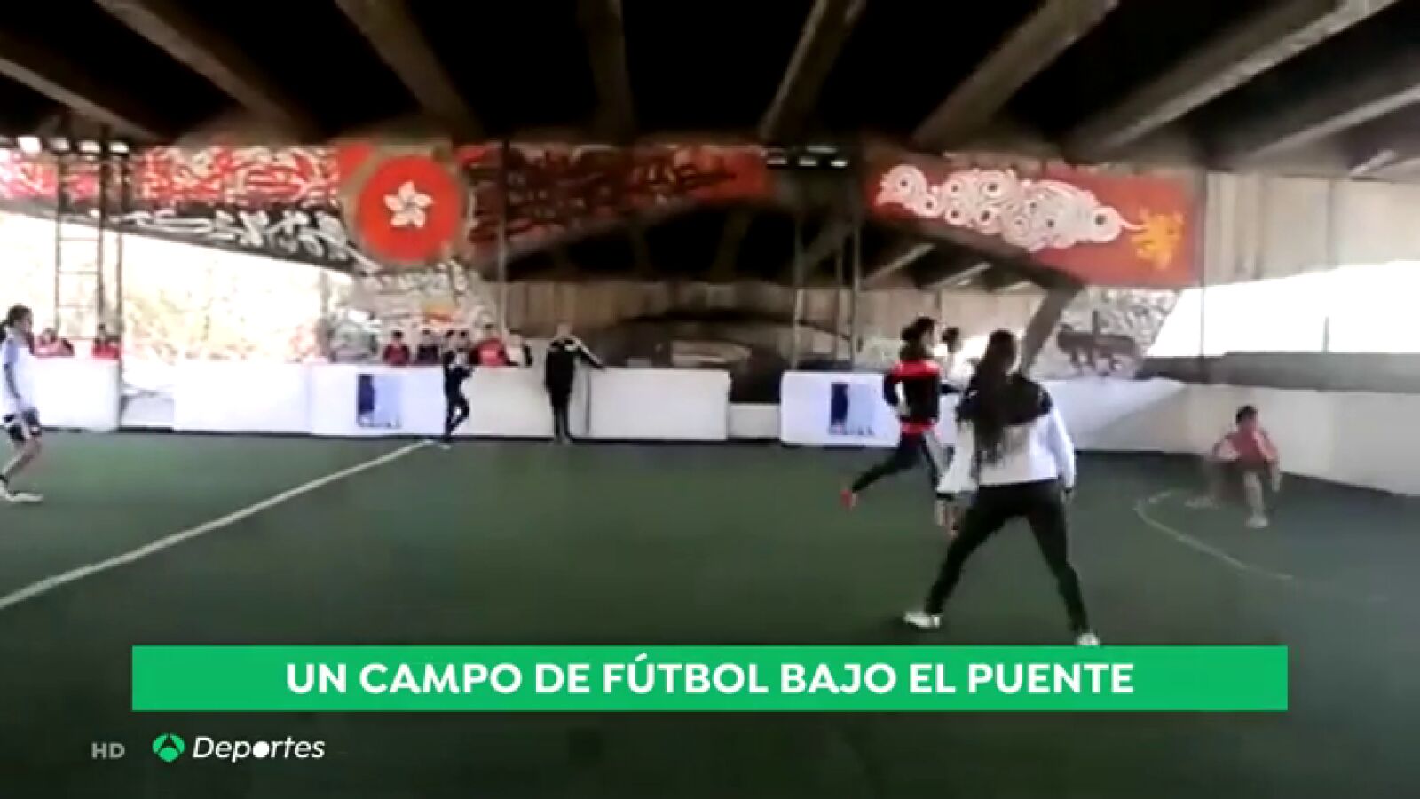 Fútbol bajo un puente: así lucha el deporte contra la marginación de los niños en Egipto