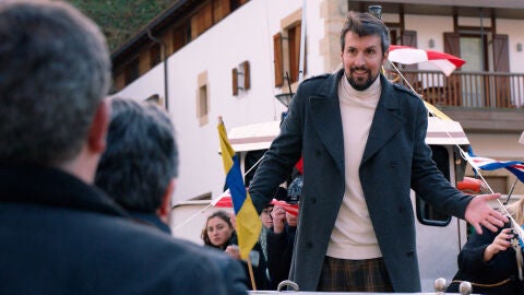 Asier se enfrenta a la cuadrilla muy enfadada por la masiva visita de turistas a Donosti
