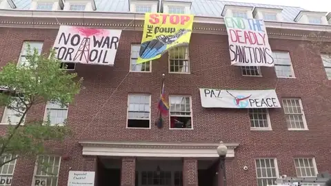 Un grupo de chavistas 'okupan' la embajada de Venezuela en Washington Un grupo de chavistas 'okupan' la embajada de Venezuela en Washington