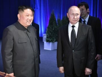  El líder norcoreano, Kim Jong-un, conversa con el presidente ruso, Vladímir Putin 