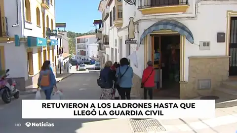 Los vecinos de la localidad malagueña de los Ardales evitan un atraco y retienen a los ladrones Los vecinos de la localidad malagueña de los Ardales evitan un atraco y retienen a los ladrones