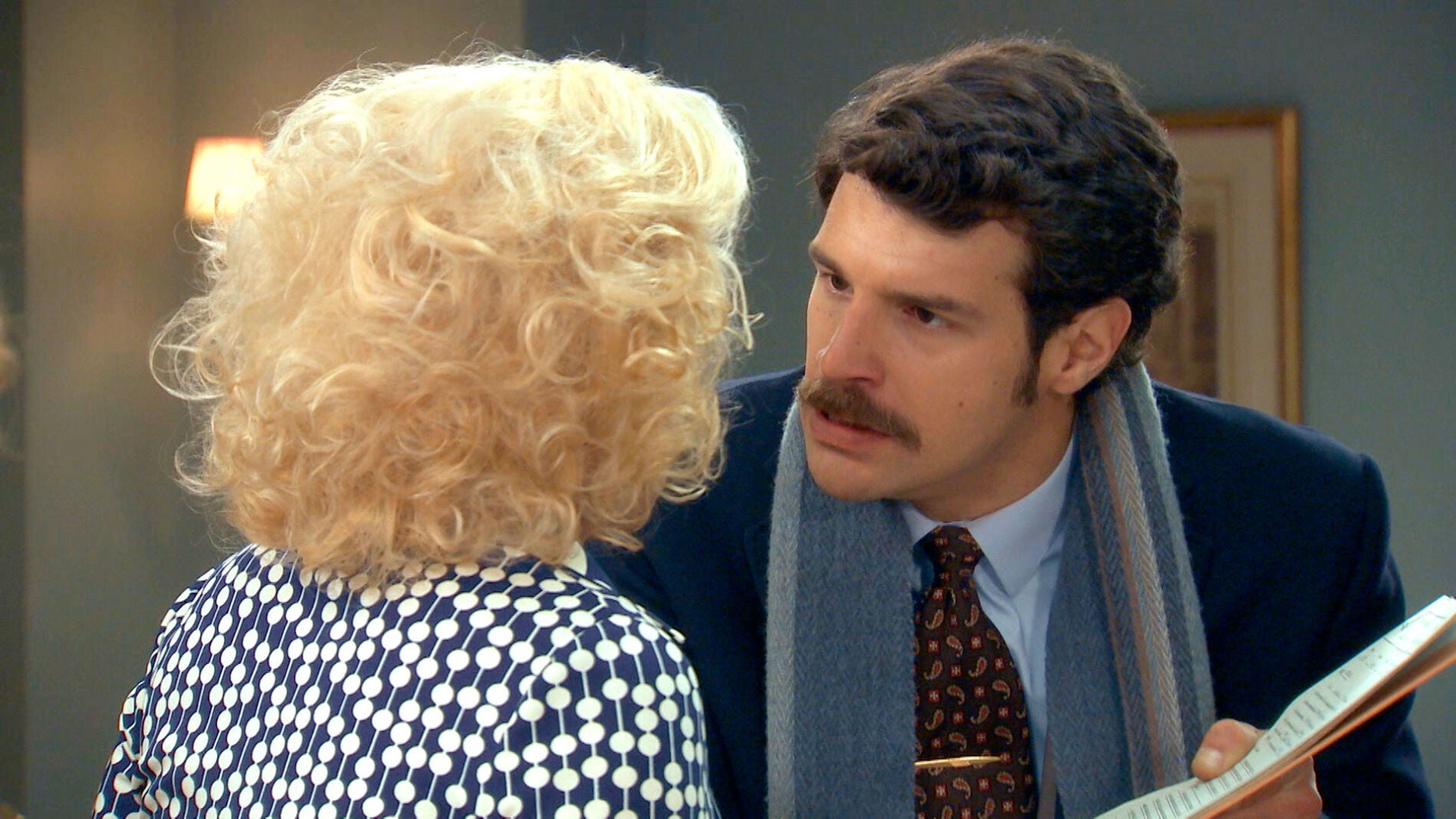 Carlos enfurece a su madre mostr&aacute;ndole la denuncia que acaba de poner contra Gabriel 