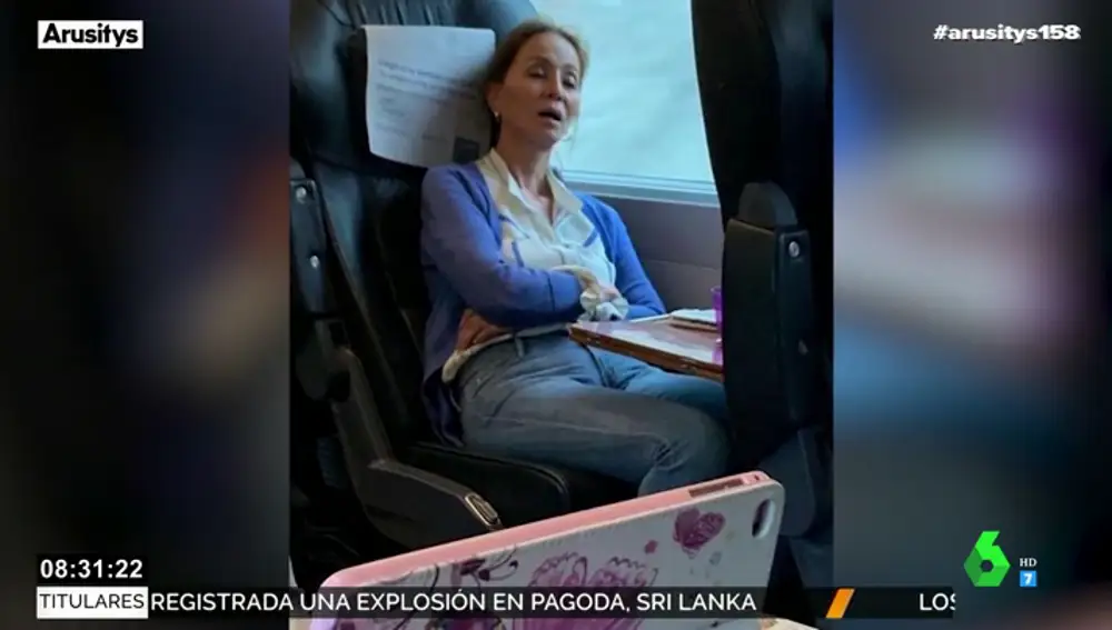 La inaudita fotografía de Isabel Preysler durmiendo con la boca abierta en el tren