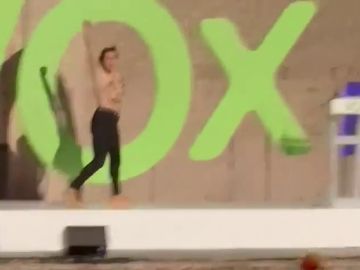 Activistas de Femen irrumpen en el acto de Vox en Madrid 
