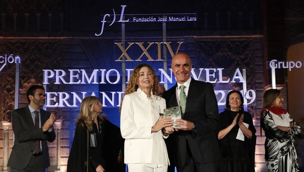 La escritora Angela Becerra recibe de manos del delegado de Cultura de Sevilla el galardón