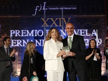 La escritora Angela Becerra recibe de manos del delegado de Cultura de Sevilla el galardón