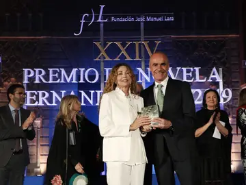 La escritora Angela Becerra recibe de manos del delegado de Cultura de Sevilla el galardón La escritora Angela Becerra recibe de manos del delegado de Cultura de Sevilla el galardón