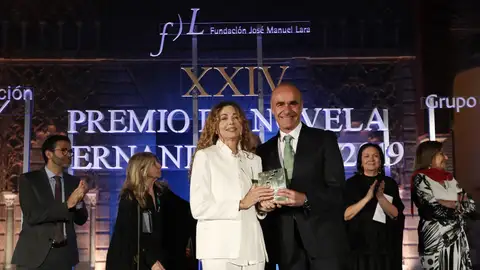 La escritora Angela Becerra recibe de manos del delegado de Cultura de Sevilla el galardón La escritora Angela Becerra recibe de manos del delegado de Cultura de Sevilla el galardón